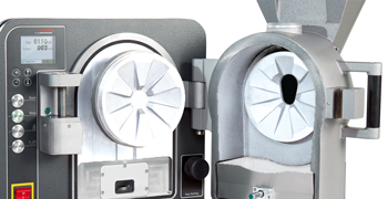 Complete polymer coating of the inside of the grinding chamber for metal-free grinding